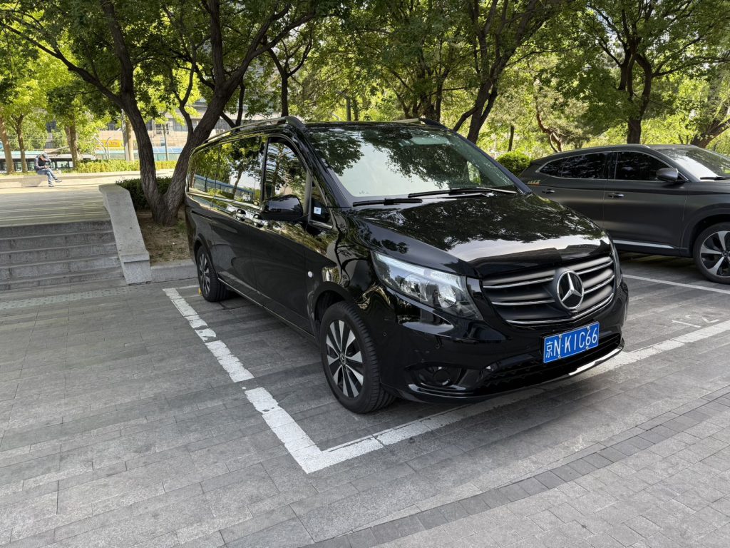 8-seater Mercedes-Benz commercial vehicle