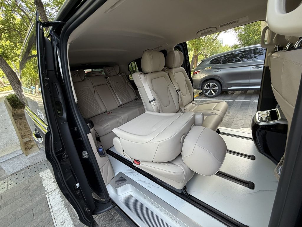 8-seater Mercedes-Benz commercial vehicle