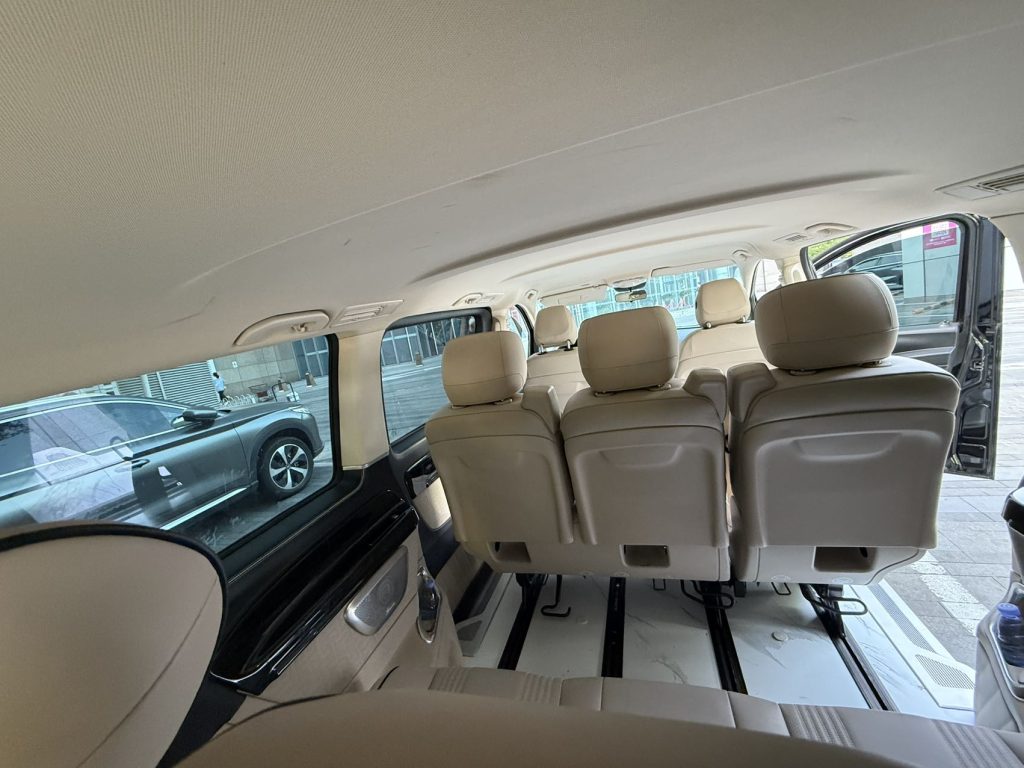 8-seater Mercedes-Benz commercial vehicle